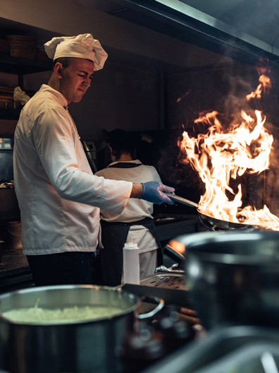 Chefe cozinhando